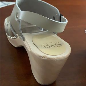Svens 2 toned gold clogs